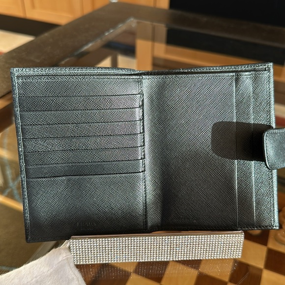 EUC PRADA BIFOLD WALLET. BLACK DUST BAG
BOX NOT INCLUDED - Picture 5 of 9